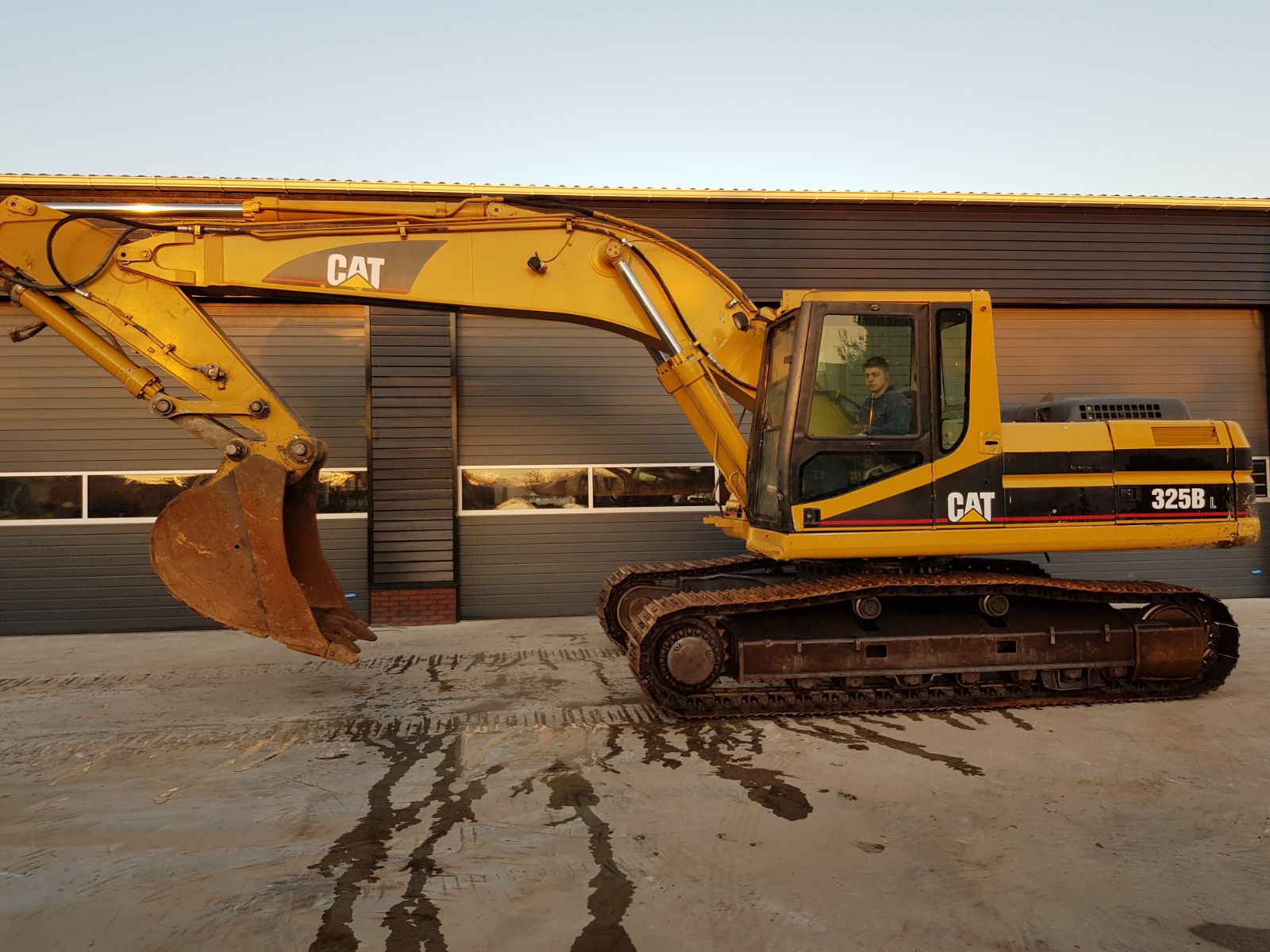 Pelle-2000-Caterpillar-325BL-04.jpeg Kettenbagger Caterpillar 325BL 2000 – 8.231 Betriebsstunden – 26,5 Tonnen – Bild 1