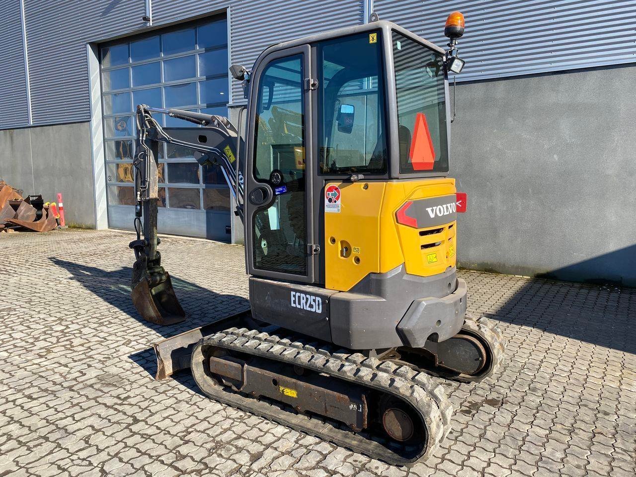 Volvo-ECR25-009.jpg Volvo ECR25 (2015) – Gebrauchte kompakte Minibagger, 2,5 t – gewartet – Bild 1