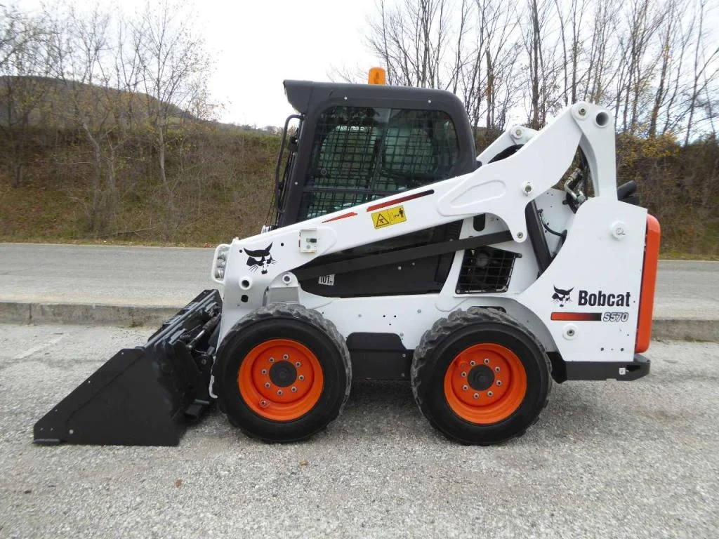 16-10.webp 2016 BOBCAT S570 – Image 1