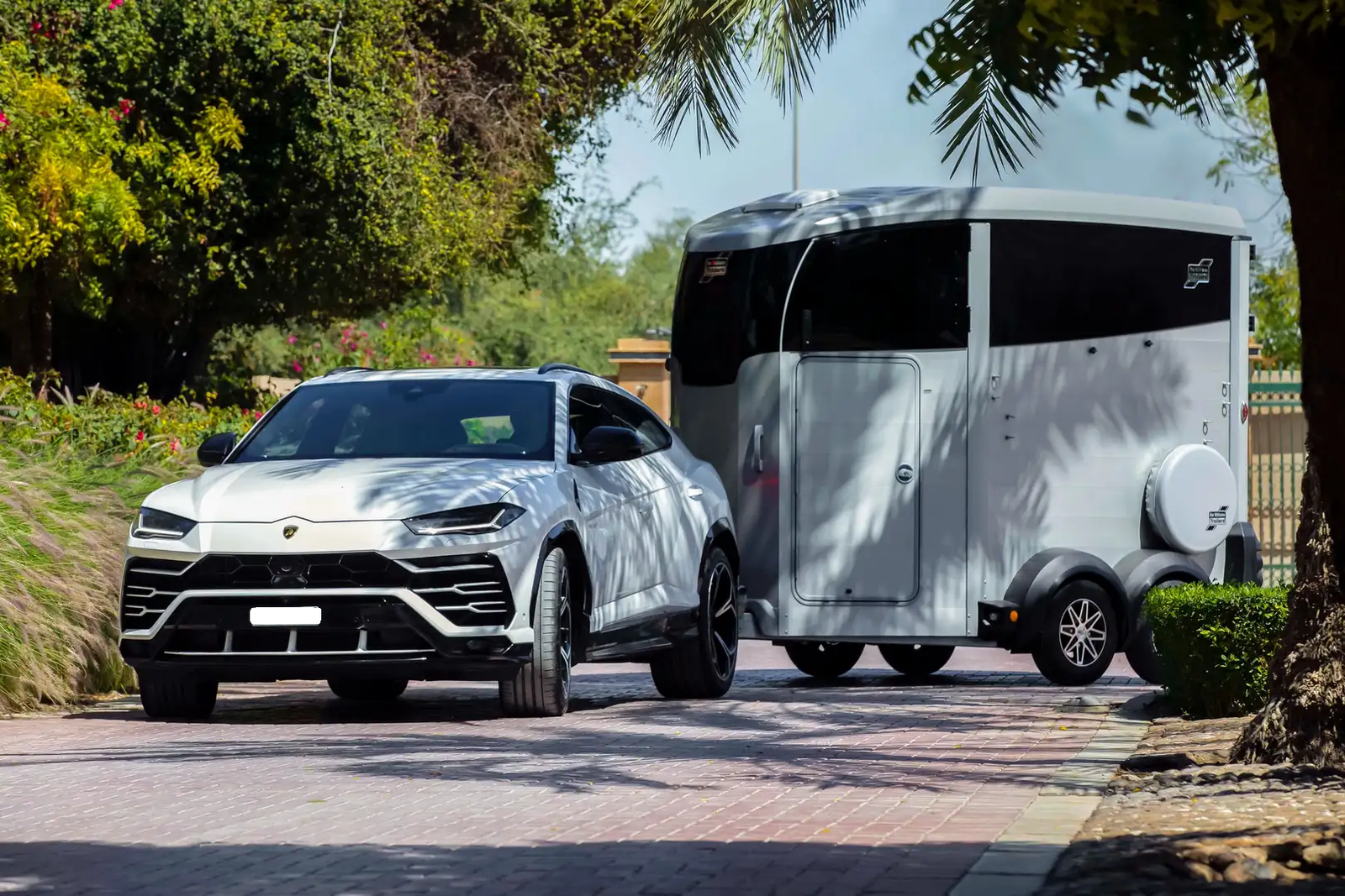 802c8312-6e0a-4129-88f6-f7cba442f462_1b1155c0-f30b-4787-af66-cbe78267583c.png Van chevaux Ifor Williams HBX 511 avec sellerie – Image 1