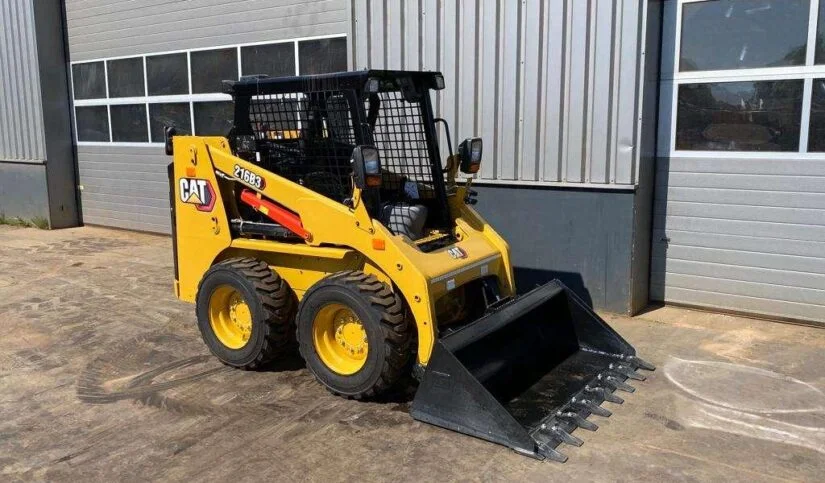 Caterpillar_216B3_4_6-Copie-1-825x483-1.webp 2022 CATERPILLAR 216B3 – Image 1